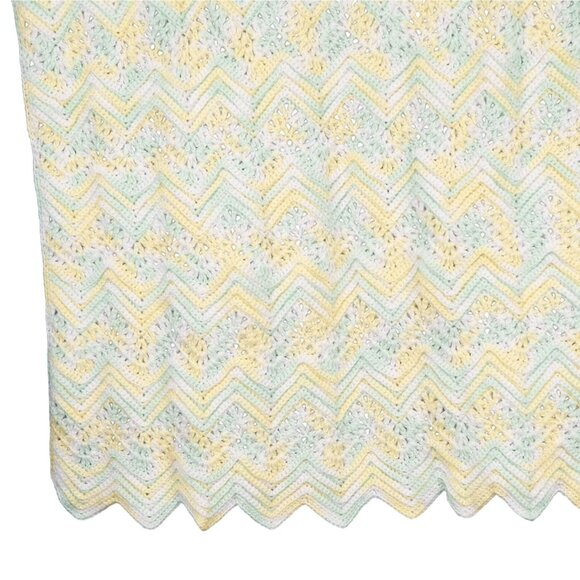 Handmade Crochet Baby Blanket Yellow Green White Zig Zag Chevron Soft Nursery - Picture 3 of 5